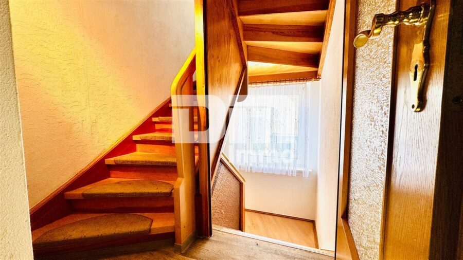 Modernisiertes Zweifamilienhaus mit Maisonettebereich in Panorama Traumlage + Garage / Terrasse - OG Treppenaufgang